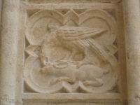 Lyon, Cathedrale St-Jean apres renovation, Portail, Plaque gravee, Oiseau mangeant un cochon
